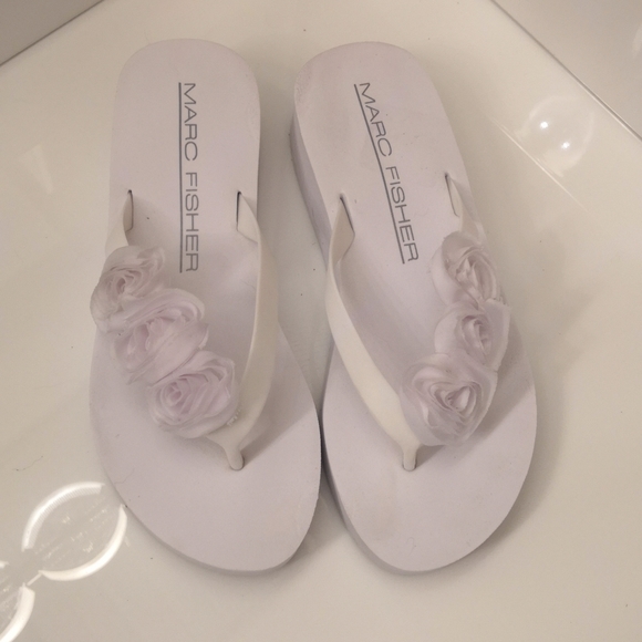 Marc Fisher White Beach Wedding Flip Flop  Sandals, sz 8 - Picture 1 of 5